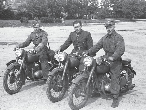 Motocykle Jawa 250 Perak w Oficerskiej Szkole Samochodowej w Pile. Przełom lat 40. i 50.