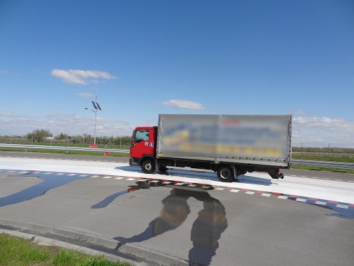 Samochód ciężarowy na łuku z nawierzchnią poslizgową. , źródło: materiały własne www.info-car.pl