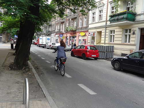 Rowerzystka nieprawidłowo korzystająca z kontrapasa